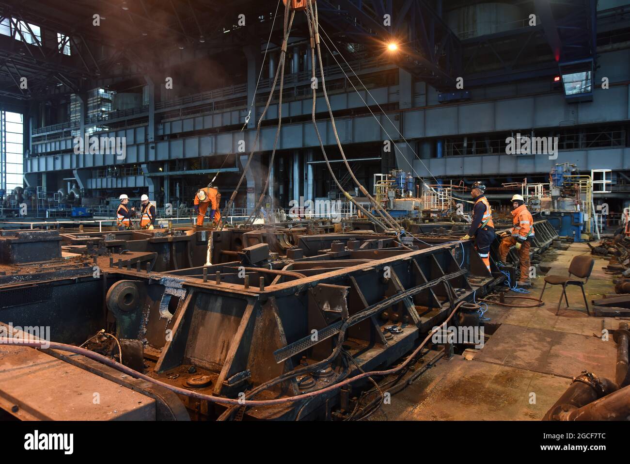 Abbrucharbeiter schneiden Eisen und Stahl mit Acetylenbrenner in der Turbinenhalle des Kraftwerks Buildwas 2019. Stillgelegte Ironbridge Großbritannien Abriss Industriegelände Stockfoto