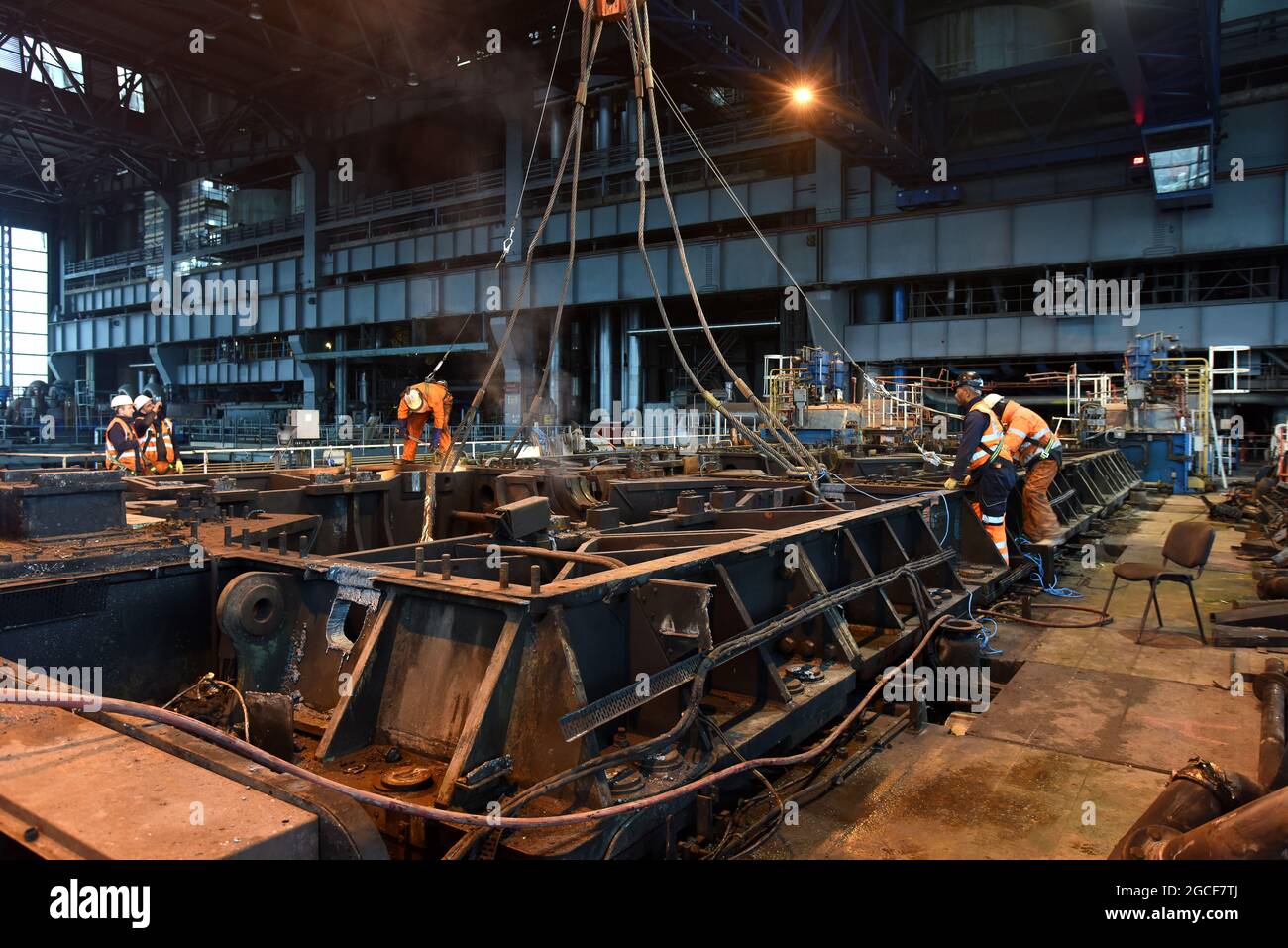 Abbrucharbeiter schneiden Eisen und Stahl mit Acetylenbrenner in der Turbinenhalle des Kraftwerks Buildwas 2019. Stillgelegte Ironbridge Großbritannien Abriss Industriegelände Stockfoto