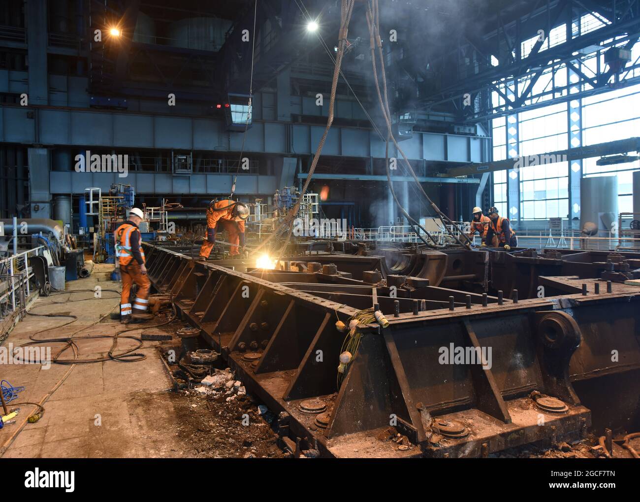 Abbrucharbeiter schneiden Eisen und Stahl mit Acetylenbrenner in der Turbinenhalle des Kraftwerks Buildwas 2019. Stillgelegte Ironbridge Großbritannien Abriss Industriegelände Stockfoto