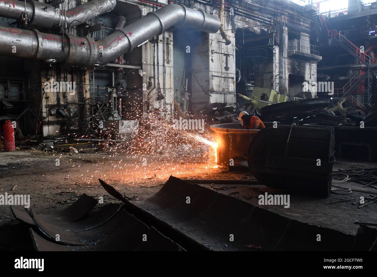 Abbrucharbeiter schneiden Eisen und Stahl mit Acetylenbrenner in der Turbinenhalle des Kraftwerks Buildwas 2019. Stillgelegte Ironbridge Großbritannien Abriss Industriegelände Stockfoto