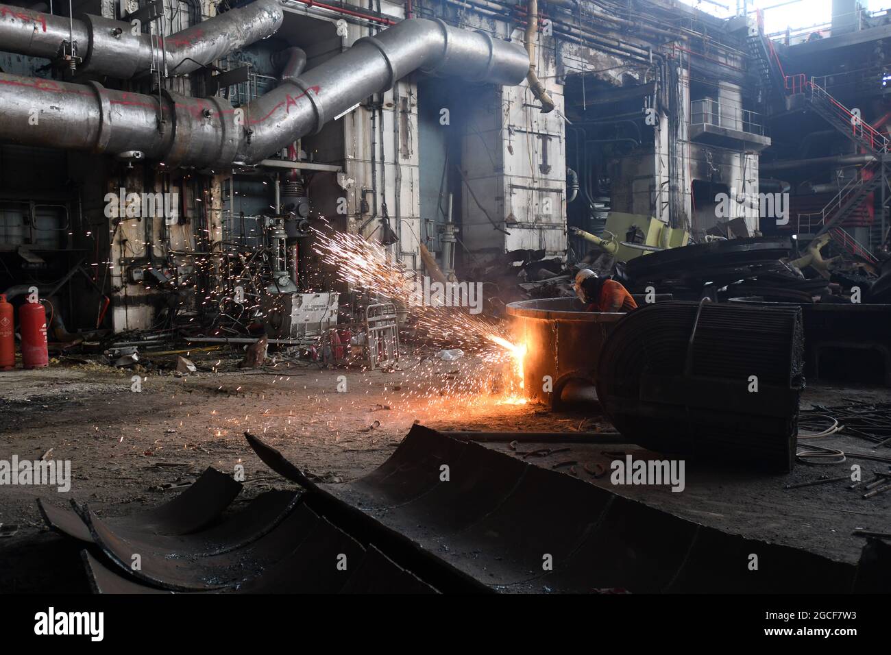 Abbrucharbeiter schneiden Eisen und Stahl mit Acetylenbrenner in der Turbinenhalle des Kraftwerks Buildwas 2019. Stillgelegte Ironbridge Großbritannien Abriss Industriegelände Stockfoto
