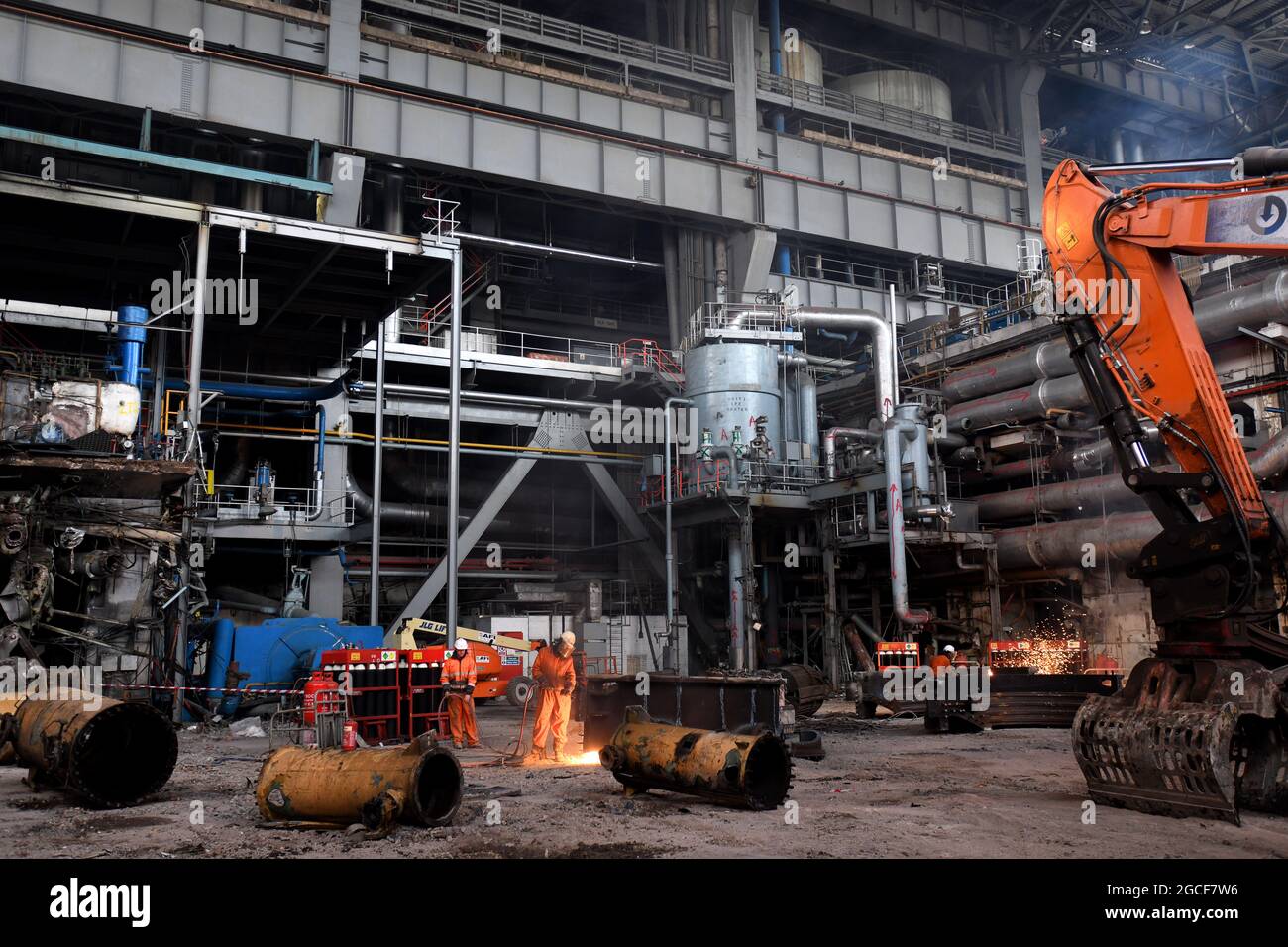 Abbrucharbeiter schneiden Eisen und Stahl mit Acetylenbrenner in der Turbinenhalle des Kraftwerks Buildwas 2019. Stillgelegte Ironbridge Großbritannien Abriss Industriegelände Stockfoto