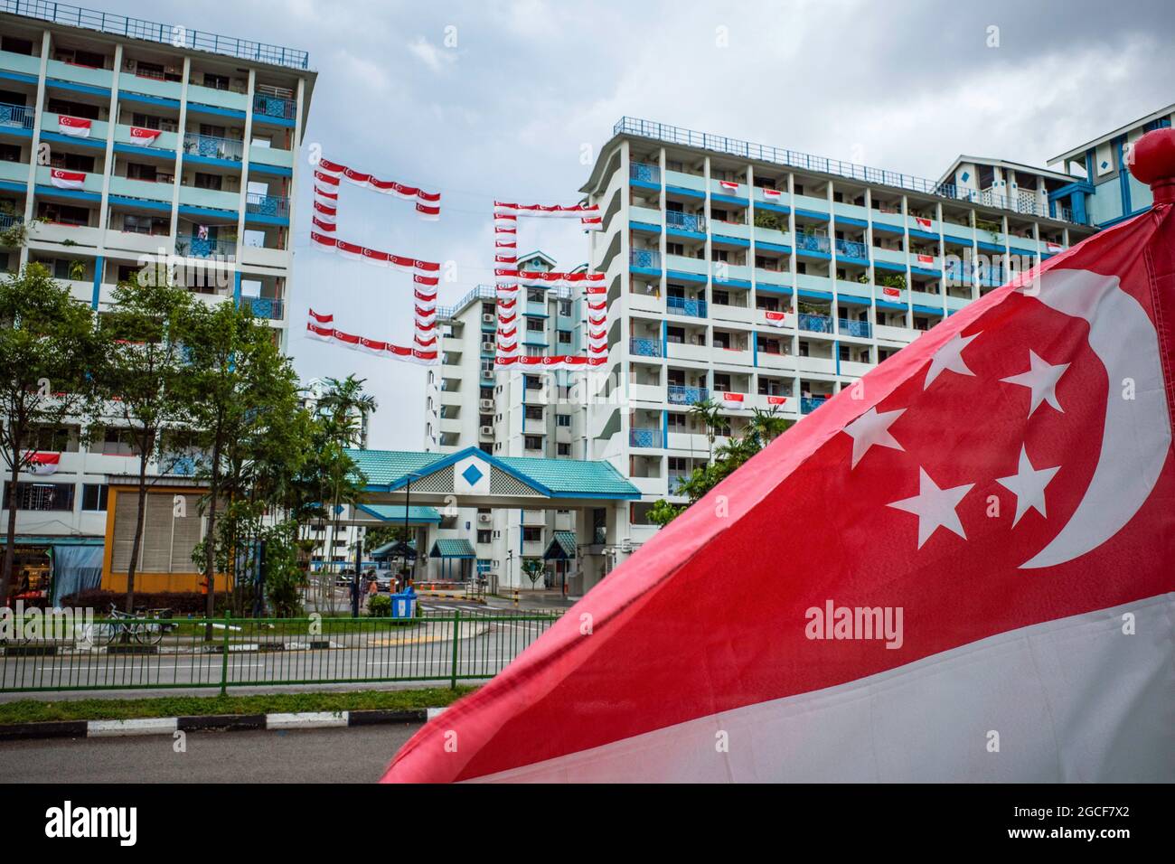 Singapur, Singapur. August 2021. Eine Zahl 56, die aus Singapur-Flaggen bestand, hing zwischen zwei Gebäuden auf einem lokalen Anwesen, um des 56. Nationaltages zu gedenken. Kredit: SOPA Images Limited/Alamy Live Nachrichten Stockfoto