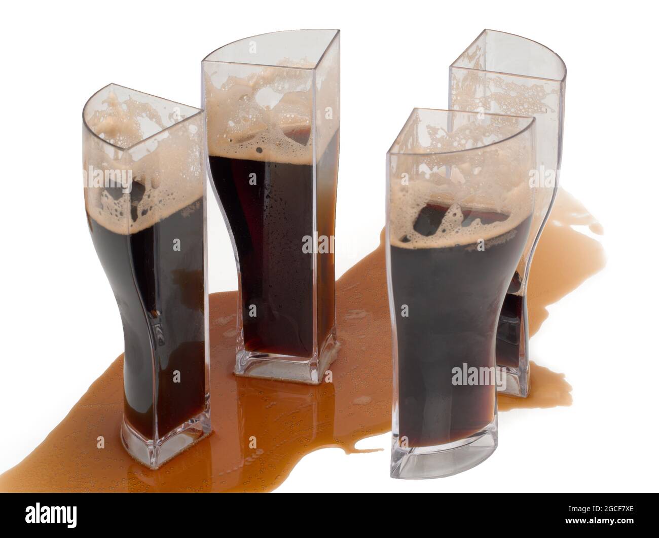 Dunkles Bier in vier Gläsern, die zu einem Glas kombiniert werden können. Glas, in vier Teile geteilt Stockfoto