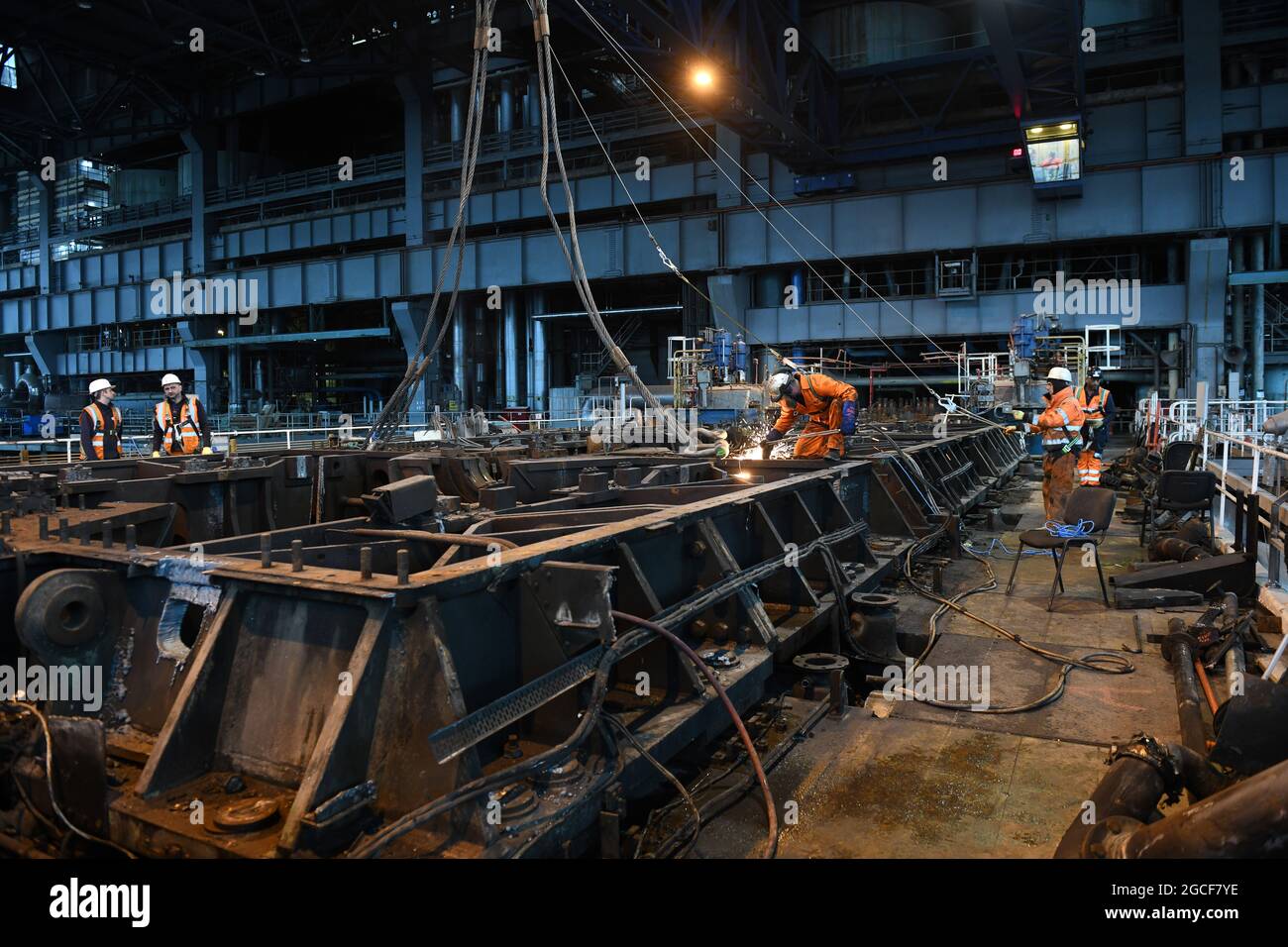 Abbrucharbeiter schneiden Eisen und Stahl mit Acetylenbrenner in der Turbinenhalle des Kraftwerks Buildwas 2019. Stillgelegte Ironbridge Großbritannien Abriss Industriegelände Stockfoto