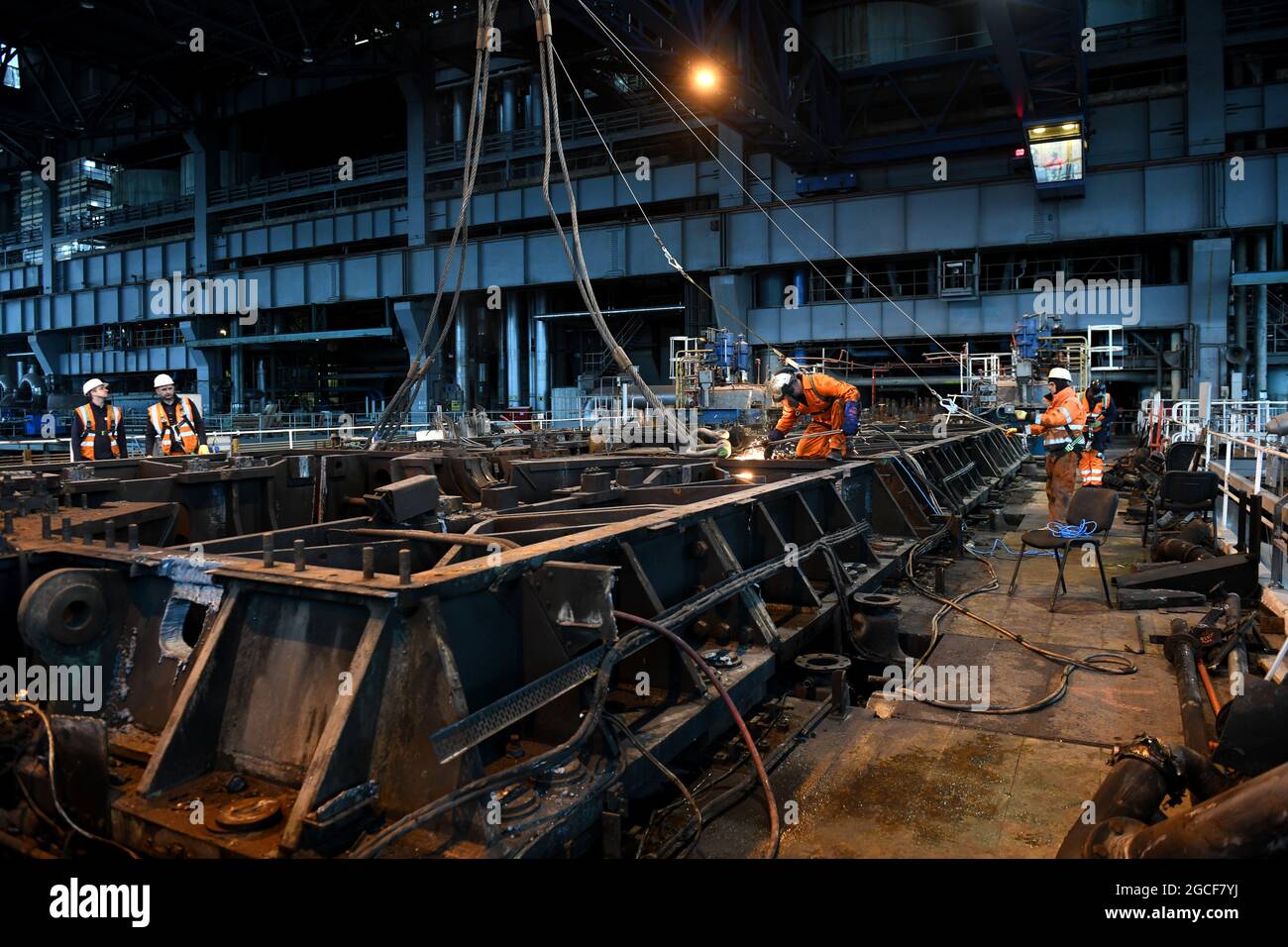 Abbrucharbeiter schneiden Eisen und Stahl mit Acetylenbrenner in der Turbinenhalle des Kraftwerks Buildwas 2019. Stillgelegte Ironbridge Großbritannien Abriss Industriegelände Stockfoto