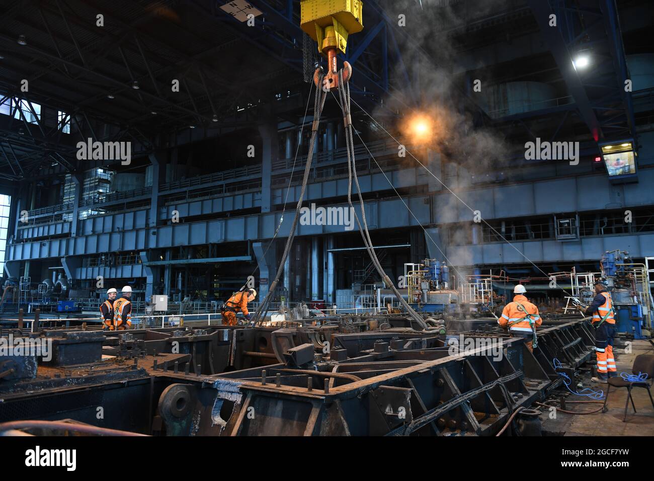 Abbrucharbeiter schneiden Eisen und Stahl mit Acetylenbrenner in der Turbinenhalle des Kraftwerks Buildwas 2019. Stillgelegte Ironbridge Großbritannien Abriss Industriegelände Stockfoto