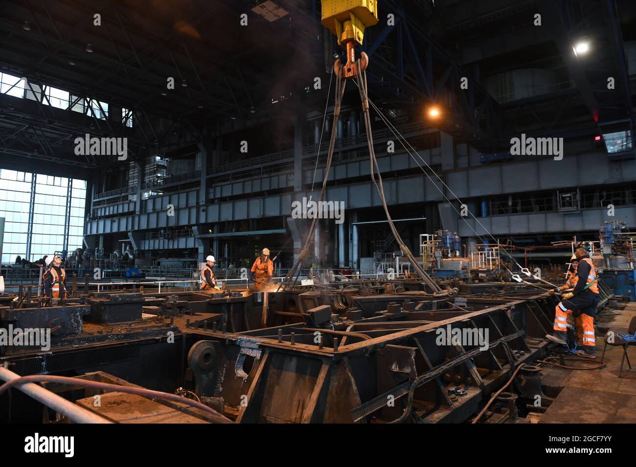 Abbrucharbeiter schneiden Eisen und Stahl mit Acetylenbrenner in der Turbinenhalle des Kraftwerks Buildwas 2019. Stillgelegte Ironbridge Großbritannien Abriss Industriegelände Stockfoto