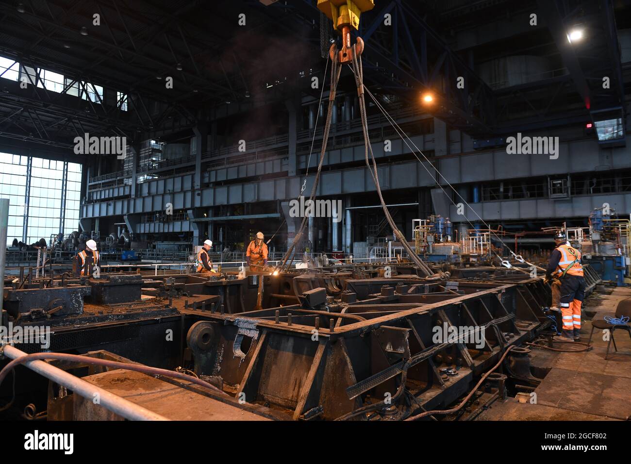 Abbrucharbeiter schneiden Eisen und Stahl in der Turbinenhalle des Kraftwerkskraftwerk Buildwas 2019 Stockfoto