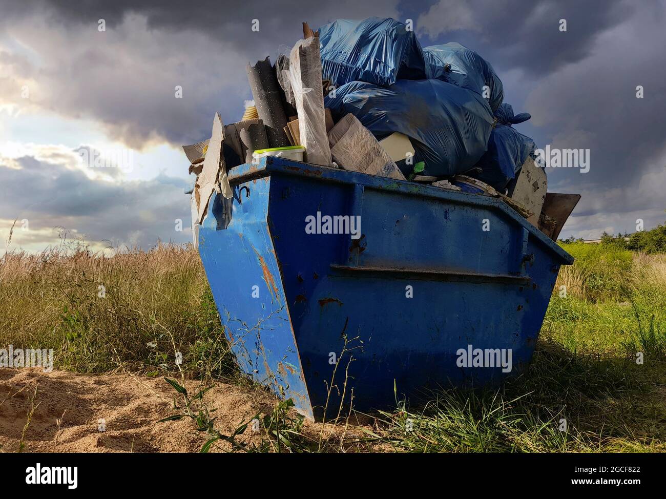 Behälter für Bauabfälle voll. Auf der Baustelle. Nahaufnahme. Stockfoto