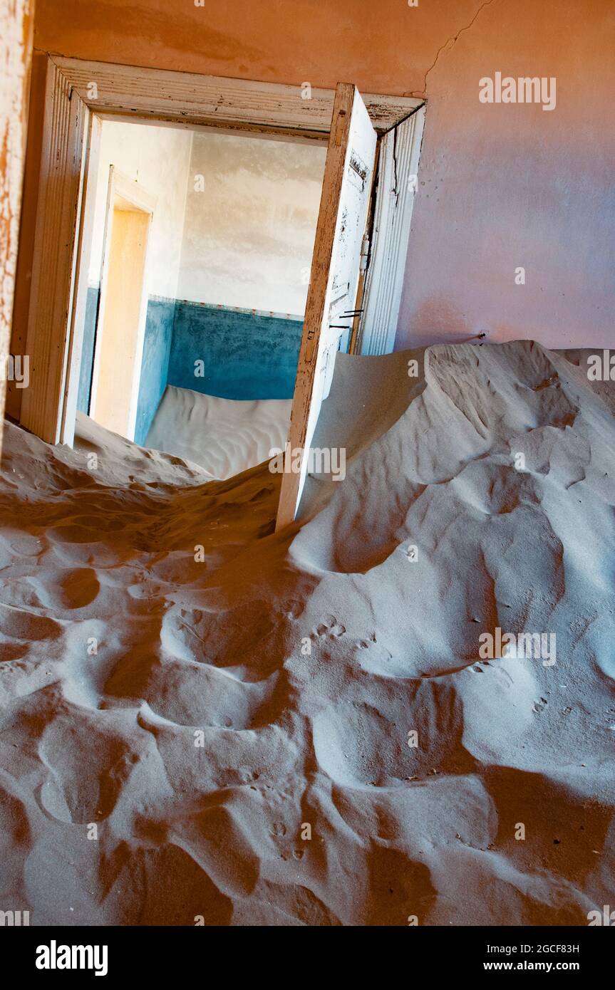 Innenraum in Kolmanskop, eine Geisterstadt Bergbau in Namibia, Afrika. Die Wüste hat die Stadt zurückerobert, nachdem sie aufgegeben wurde. Stockfoto