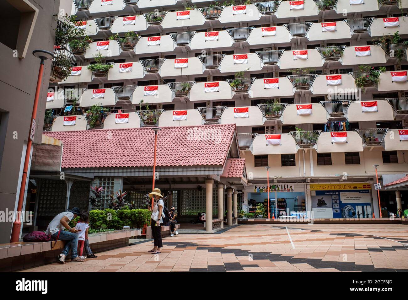 Singapur, Singapur. August 2021. Flaggen von Singapur wurden vor einem Wohnblock auf einem lokalen Anwesen gehängt, um an den 56. Nationalfeiertag zu erinnern. (Foto: Maverick ASIO/SOPA Images/Sipa USA) Quelle: SIPA USA/Alamy Live News Stockfoto