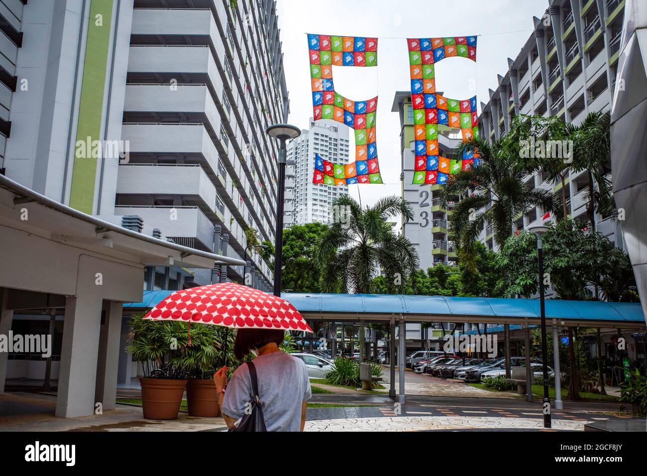 Singapur, Singapur. August 2021. Eine Zahl 56, die aus genähten Flaggen bestand, die zwischen zwei Gebäuden auf einem lokalen Anwesen zur Erinnerung an den 56. Nationalfeiertag hingen. (Foto: Maverick ASIO/SOPA Images/Sipa USA) Quelle: SIPA USA/Alamy Live News Stockfoto