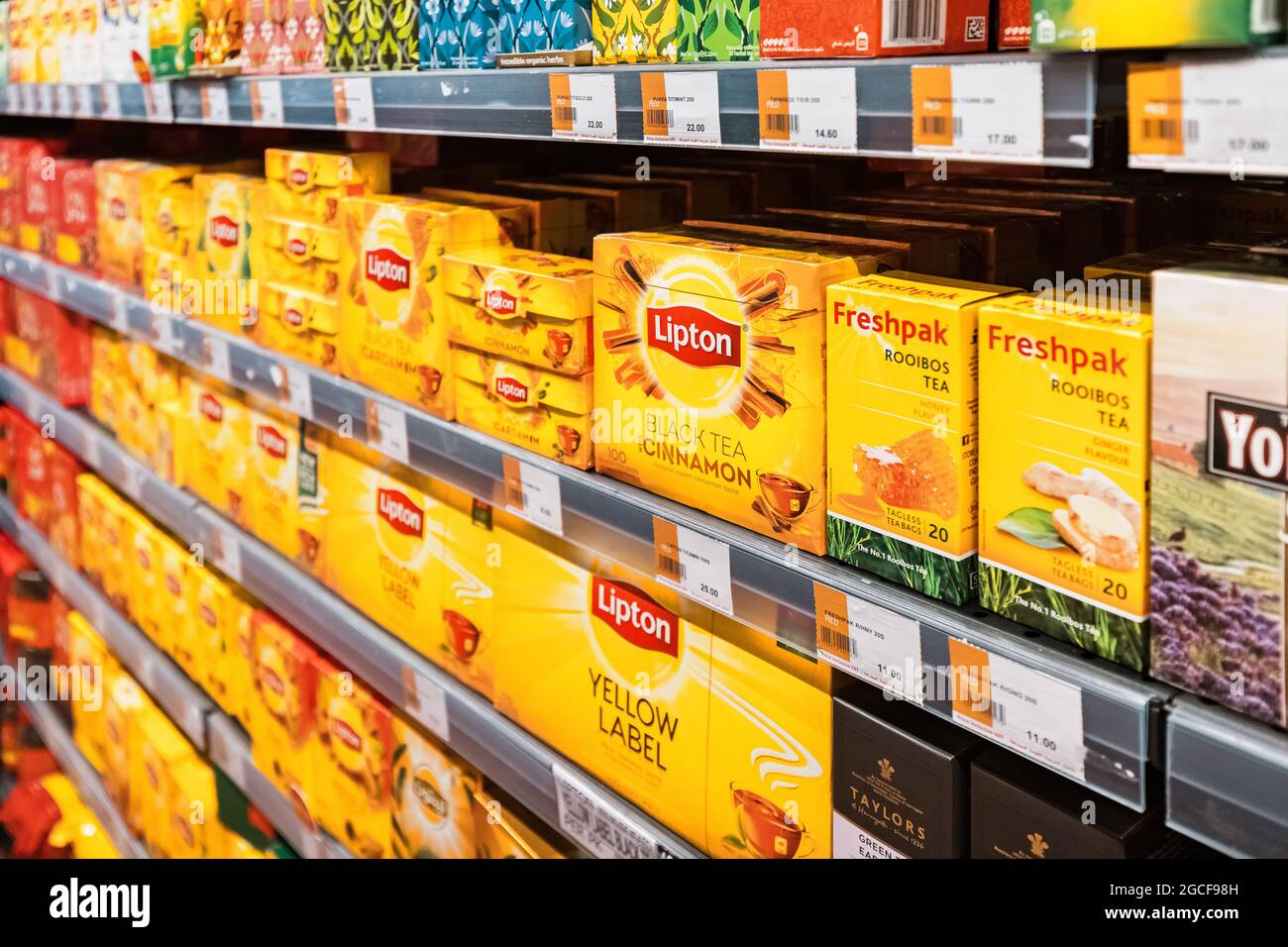 26. Februar 2021, VAE, Dubai: Berühmter gelber Lipton-Tee zum Verkauf im Supermarkt Stockfoto