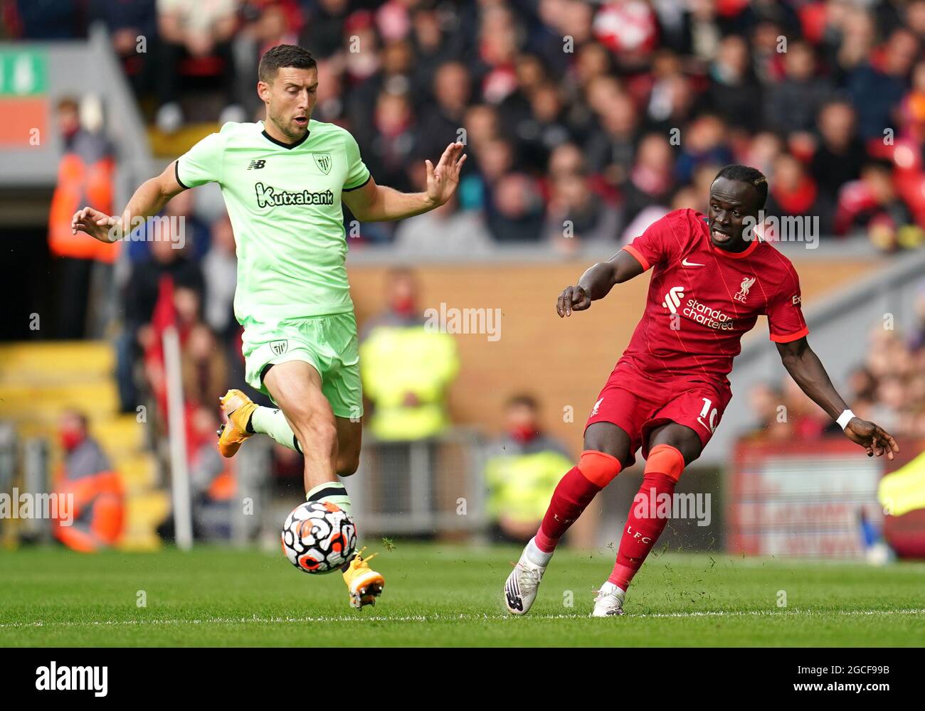 Liverpools Sadio Mane (rechts) und Oscar de Marcos von Athletic Bilbao während des Vorsaison-Freundschaftsspiels in Anfield, Liverpool. Bilddatum: Sonntag, 8. August 2021. Stockfoto