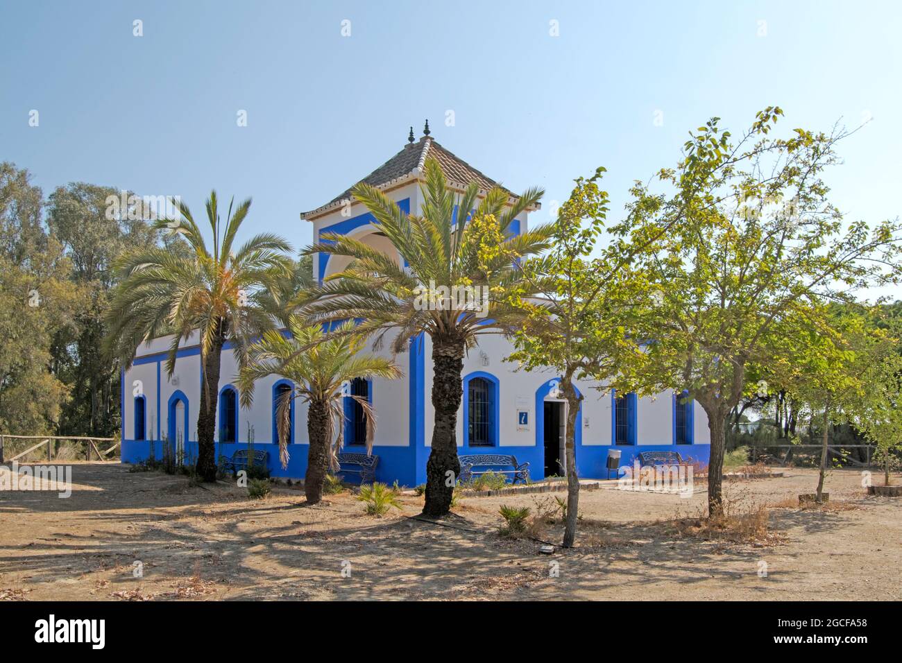 Altes Haus des Hüters in weiß und blau des Erholungsgebietes von ​​the Strand von Casita Azul in Isla Cristina, Huelva, Andalusien, Spanien Stockfoto