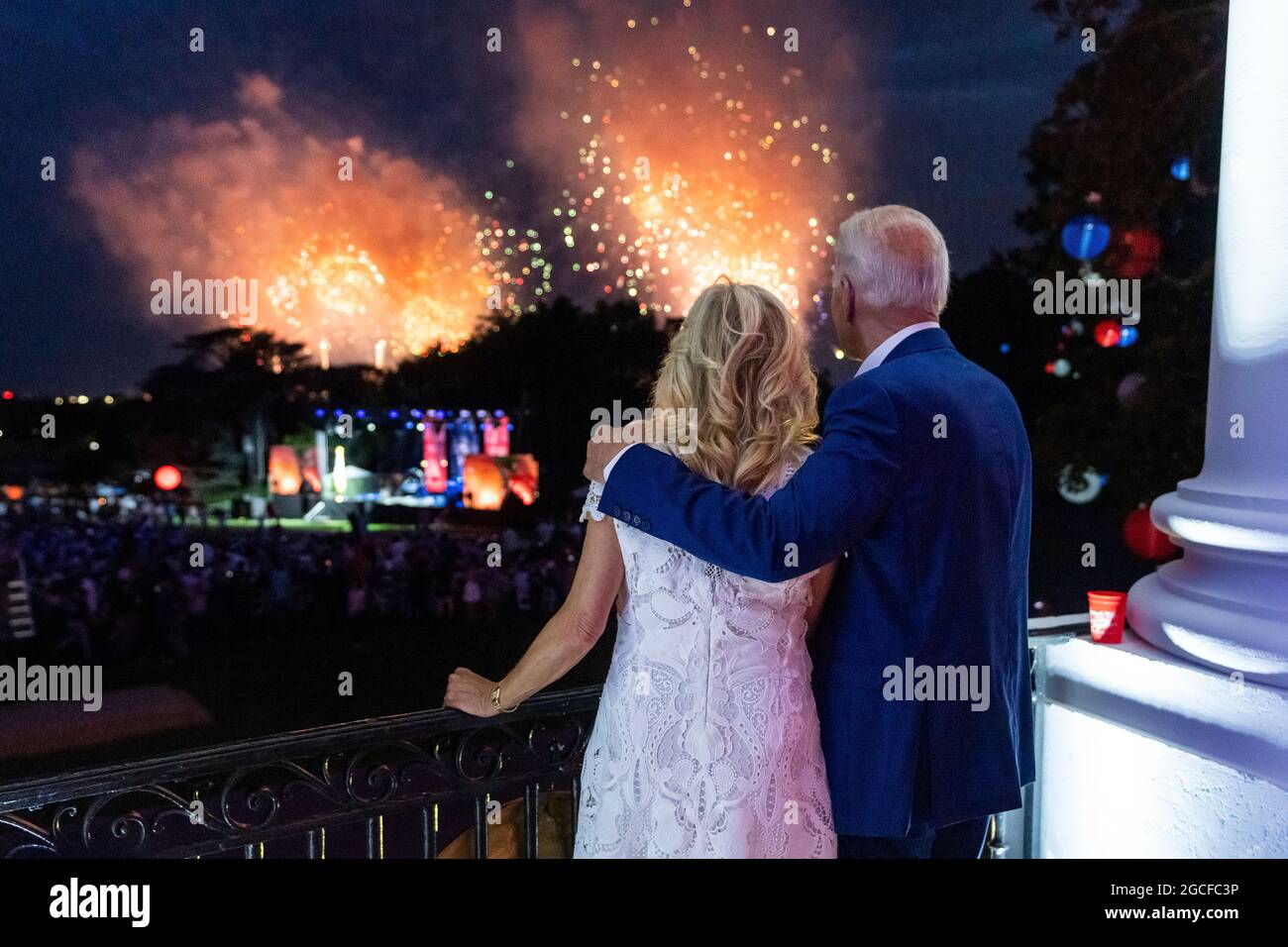 Präsident Joe Biden und First Lady Jill Biden beobachten am Sonntag, den 4. Juli 2021, während der Feierlichkeiten zum 4. Juli auf dem South Lawn ein Feuerwerk vom Balkon des Blauen Zimmers des Weißen Hauses. (Offizielles Foto des Weißen Hauses von Adam Schultz) Stockfoto