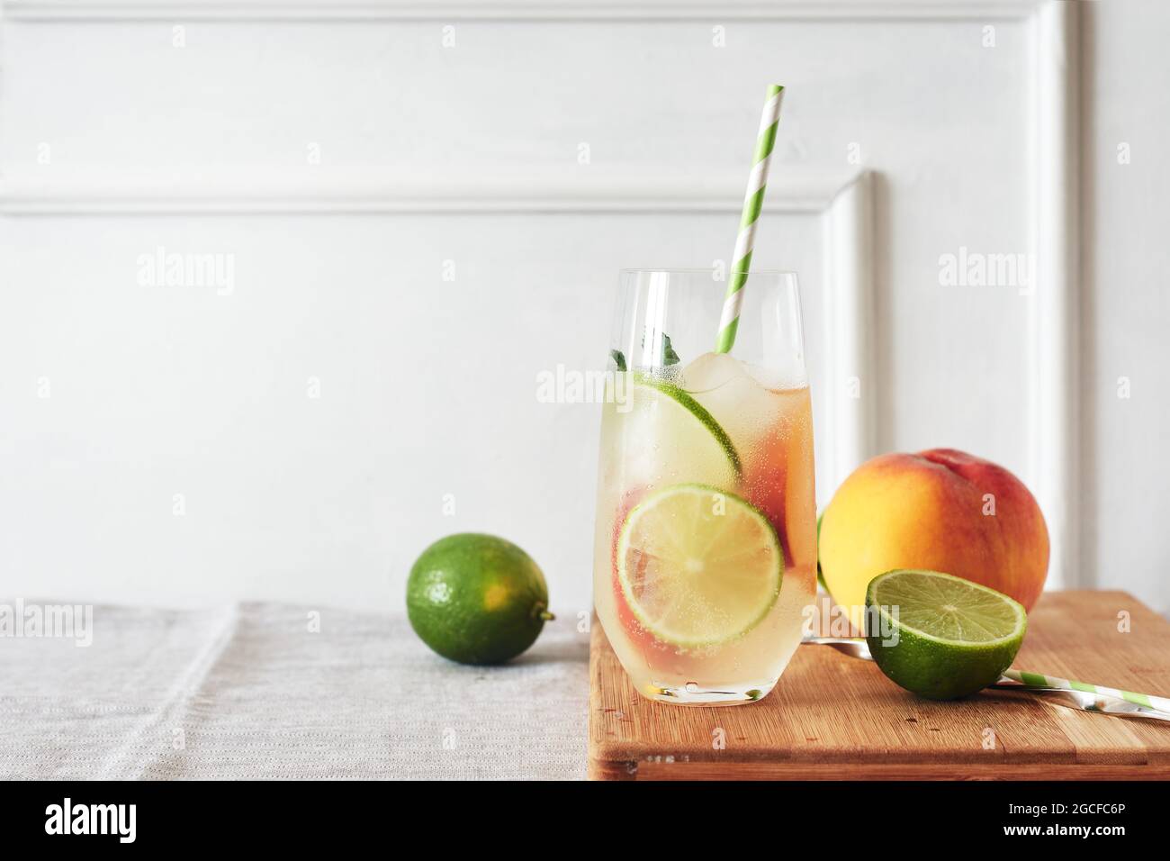 Limettenpfirsichgetränk, alkoholfreier Cocktail im Sommer in einem Glas. Stockfoto