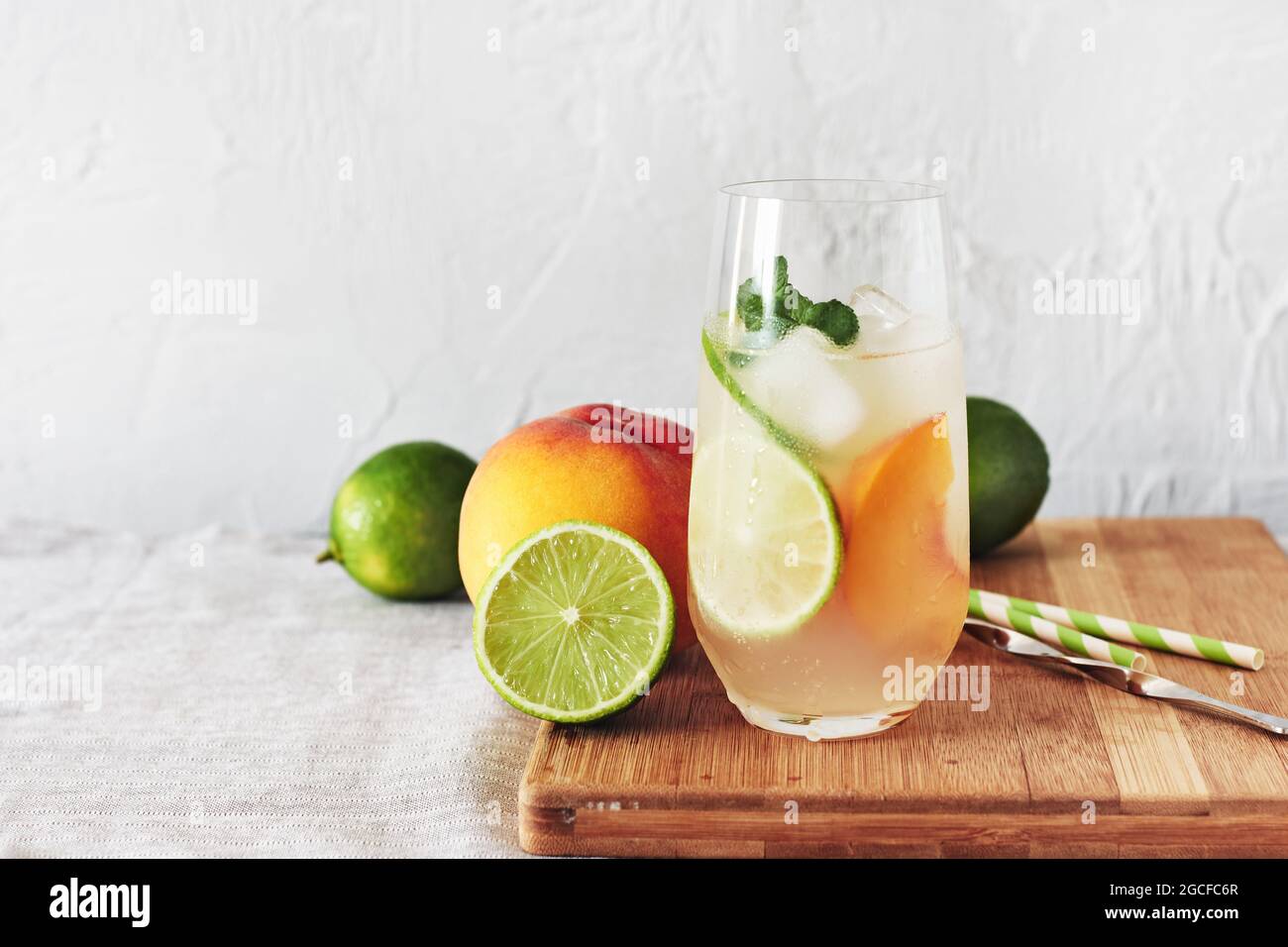 Limettenpfirsichgetränk, alkoholfreier Cocktail im Sommer in einem Glas. Stockfoto