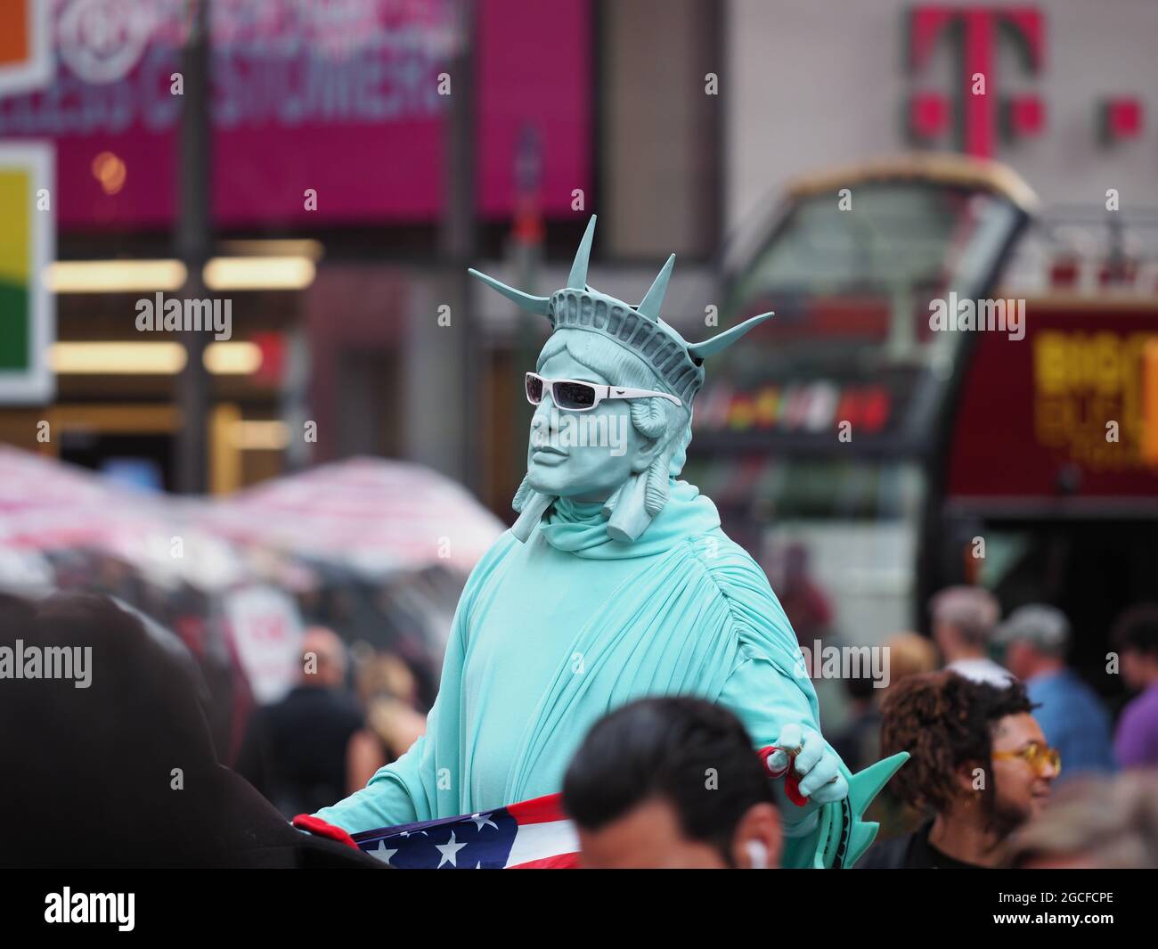 Ein Mann, der sich als Freiheitsstatue in der Nähe des Times Square darstellt. Stockfoto
