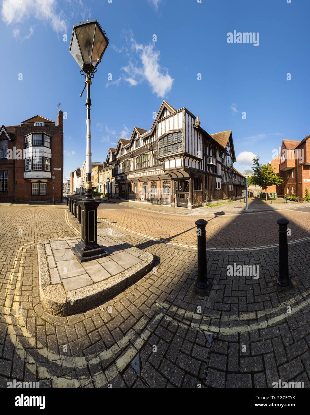 Das Tudor House Museum in der Bugle Street am St. Michael's Square in der historischen Altstadt von Southampton. Stockfoto