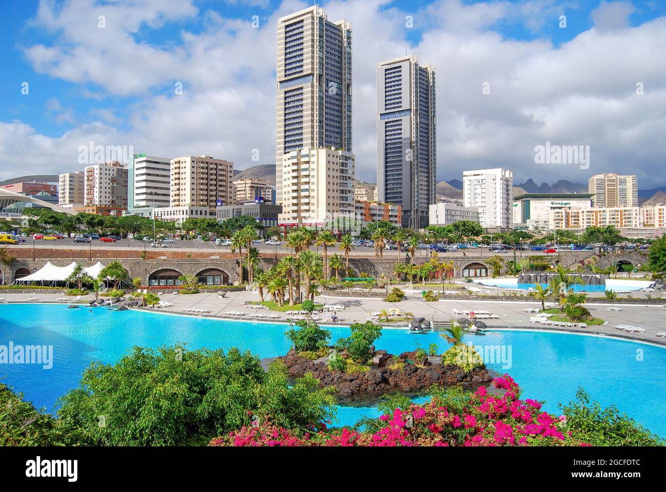 Blick auf die Innenstadt mit Parque Maritimo Lido, Santa Cruz de Teneriffa, Teneriffa, Kanarischen Inseln, Spanien Stockfoto