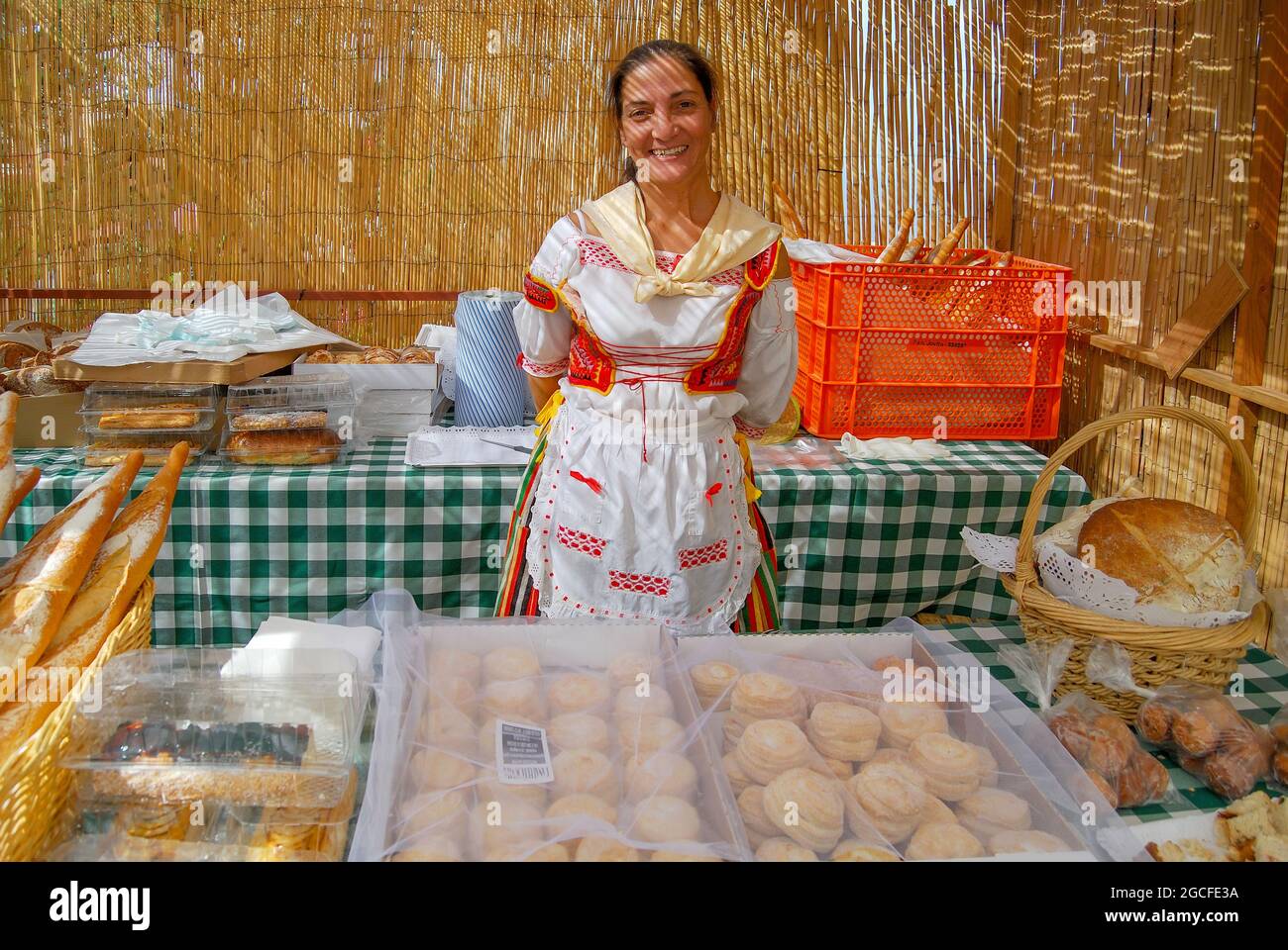 Kanarischer Frau in Brot und Gebäck stall, Plaza Constitucion, La Orotava, Teneriffa, Kanarische Inseln, Spanien Stockfoto