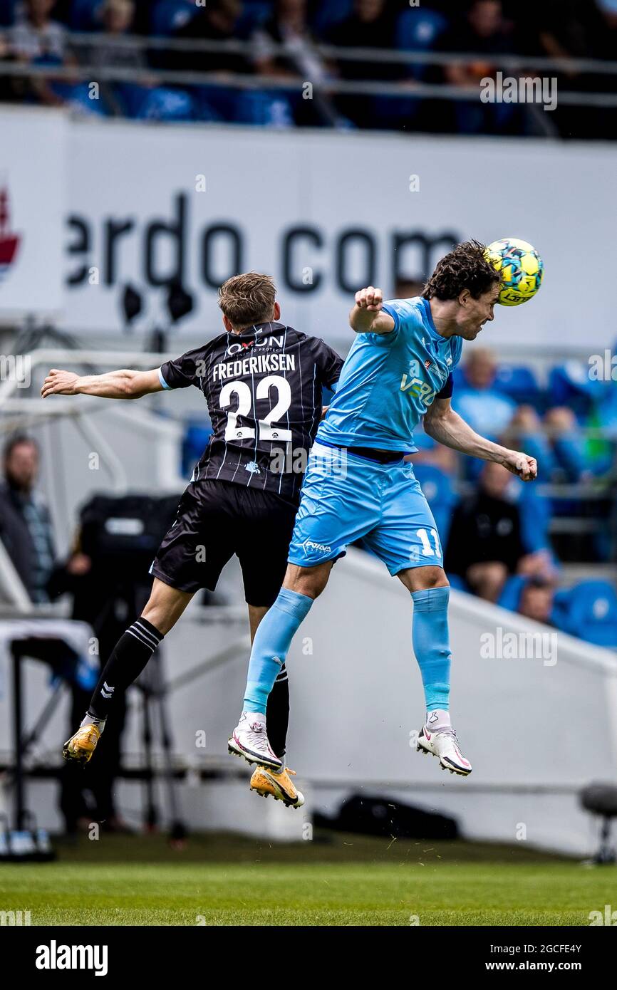 Randers, Dänemark. August 2021. Erik Marxen (11) vom Randers FC und Emil Frederiksen (22) von Soenderjyske beim 3F Superliga-Spiel zwischen dem Randers FC und Soenderjyske im Cepheus Park in Randers. (Foto: Gonzales Photo/Alamy Live News Stockfoto