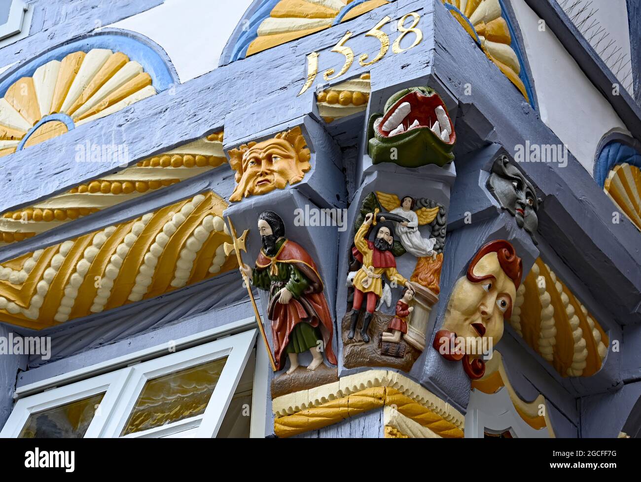 Aufwändig geschnitzte und bemalte Holzbalken auf einem Fachwerkhaus der Renaissance in Hameln Stockfoto