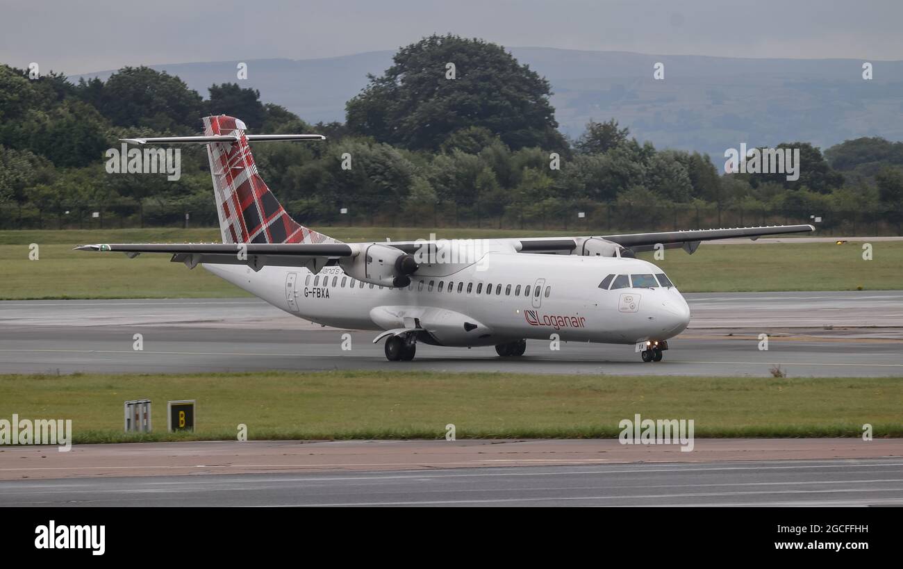 Loganair ATR 72 G-FBXA rollt nach der Landung am Flughafen Manchester zum Gate. Stockfoto