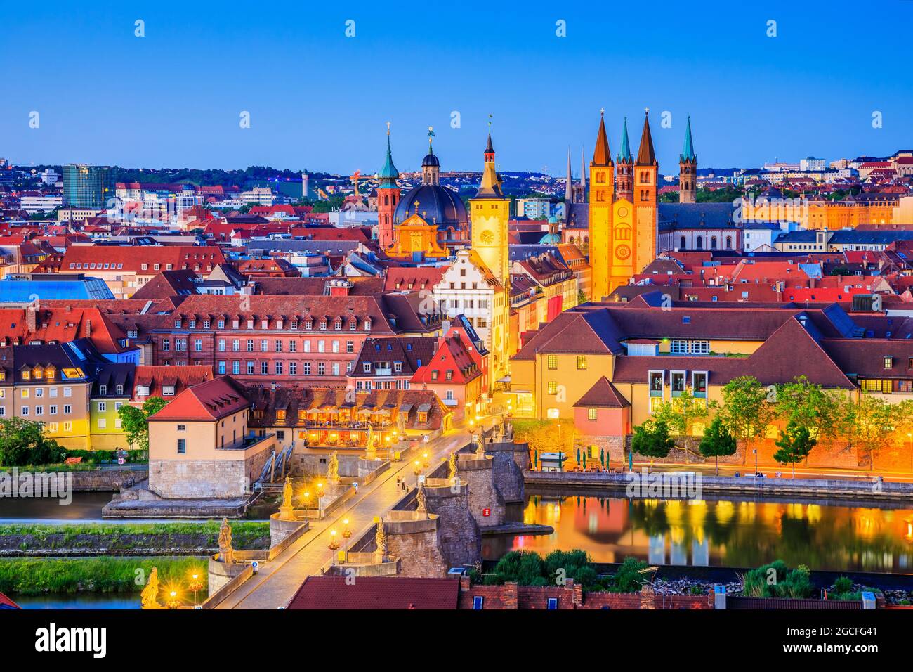 Würzburg, Deutschland. Skyline der Altstadt mit den Türmen der St.-Kilians-Kathedrale, der Neumünster-Kirche und der Marienkapelle. Stockfoto