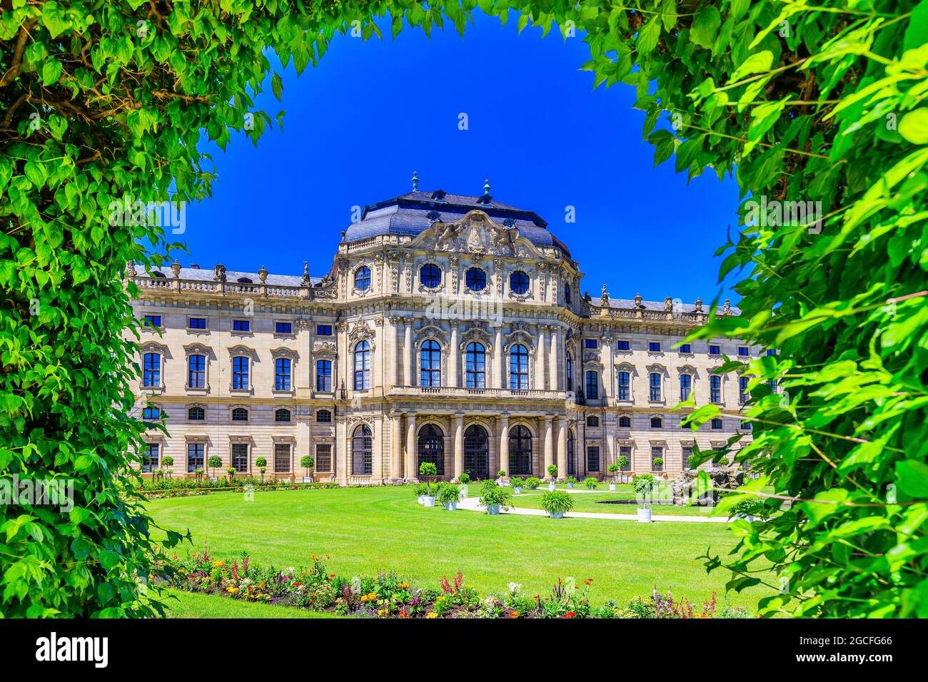 Würzburg, Deutschland. Residenzpalast von Würzburg vom Hofgarten aus gesehen. Stockfoto