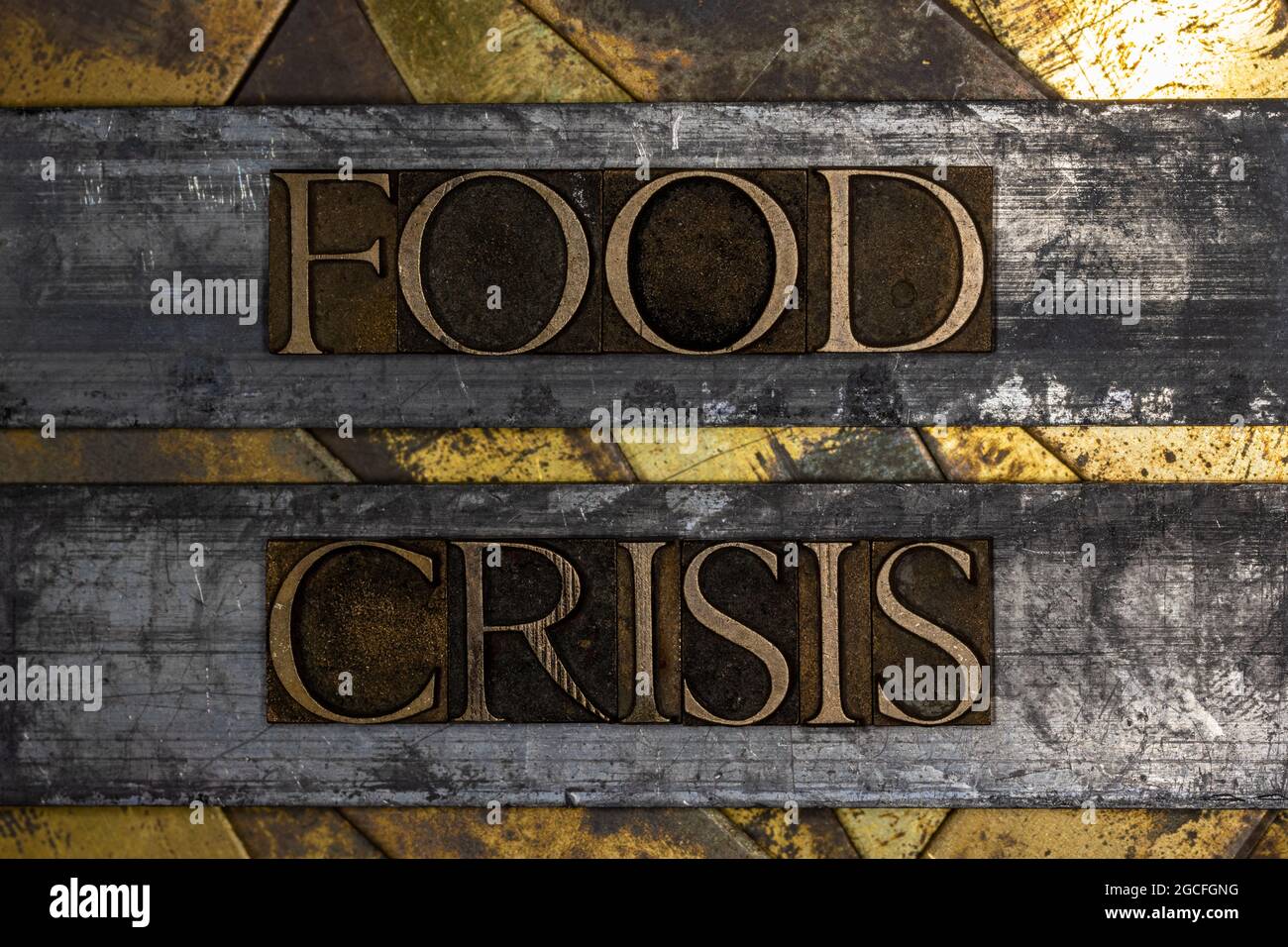 Food Crisis Text auf vintage strukturiertem Grunge Kupfer und Gold Hintergrund Stockfoto