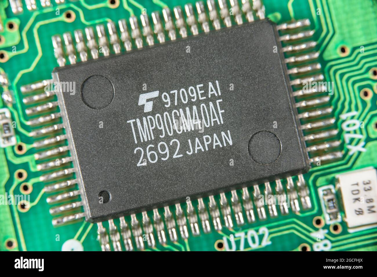 Makroaufnahme eines vermutlich von Toshiba produzierten CMOS 8-Bit-Mikrocontrollers aus Japan. Für den Mangel an Mikrochips, kleine elektronische Teile Stockfoto