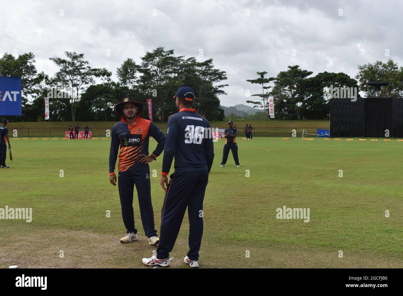Die srilankischen Cricketspieler Dinesh Chandimal und Angelo Perera unterhalten sich. Das malerische Cricket-Gelände der Army Ordinance. Dombagoda. Sri Lanka. Stockfoto