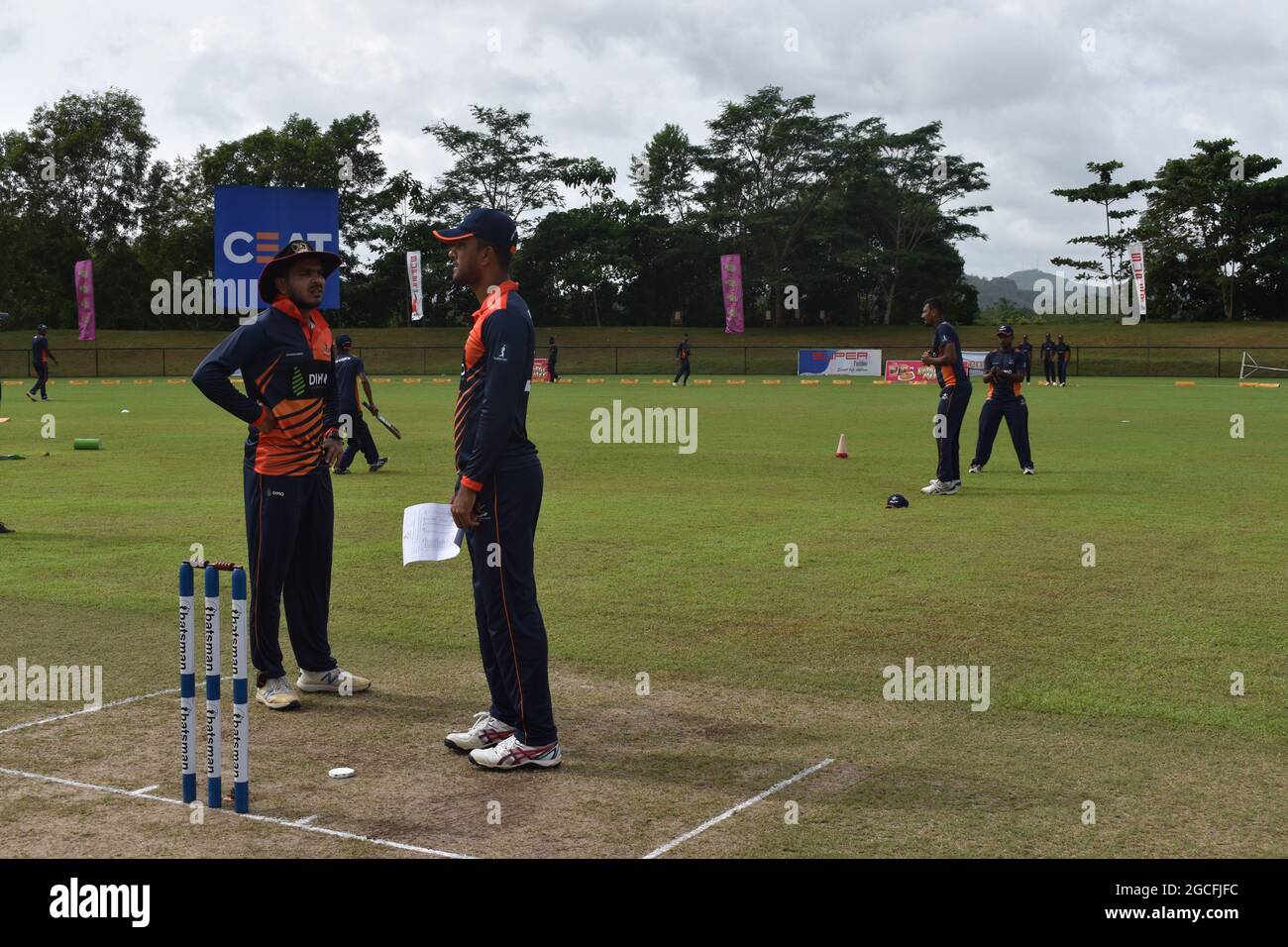 Die srilankischen Cricketspieler Dinesh Chandimal und Angelo Perera unterhalten sich. Das malerische Cricket-Gelände der Army Ordinance. Dombagoda. Sri Lanka. Stockfoto