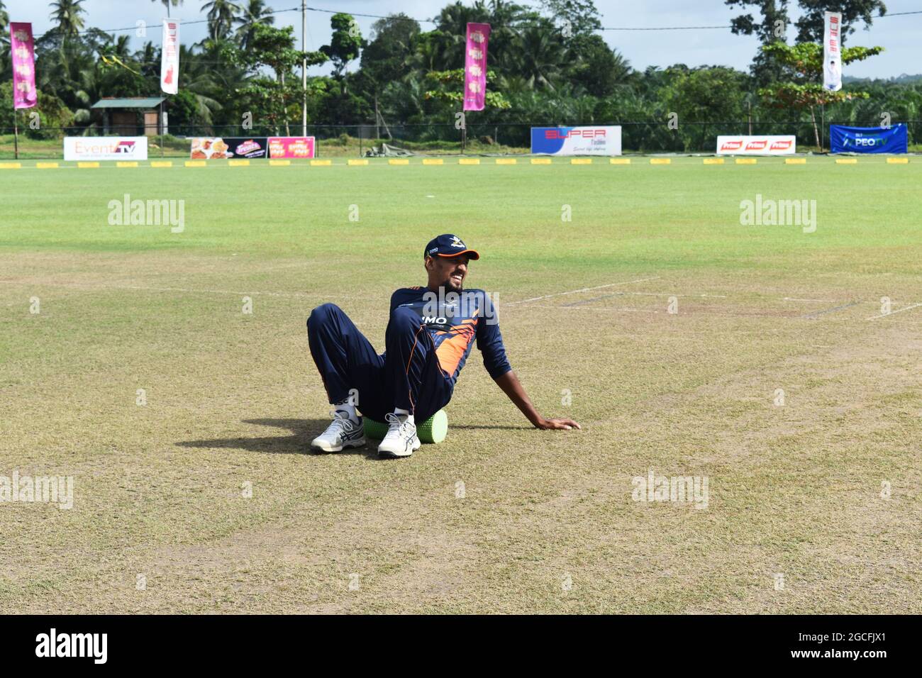 Sri-lankischer Cricketspieler Suranga Lakmal wärmt sich vor einem Cricket-Spiel auf. Das malerische Cricket-Gelände der Army Ordinance. Dombagoda. Sri Lanka. Stockfoto