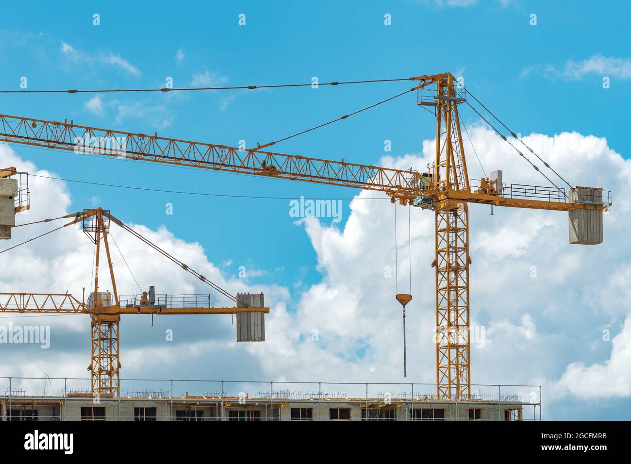 Kran auf der Baustelle, Industriemaschinen für den Bau von Wohnwohnungen Bezirk verwendet Stockfoto