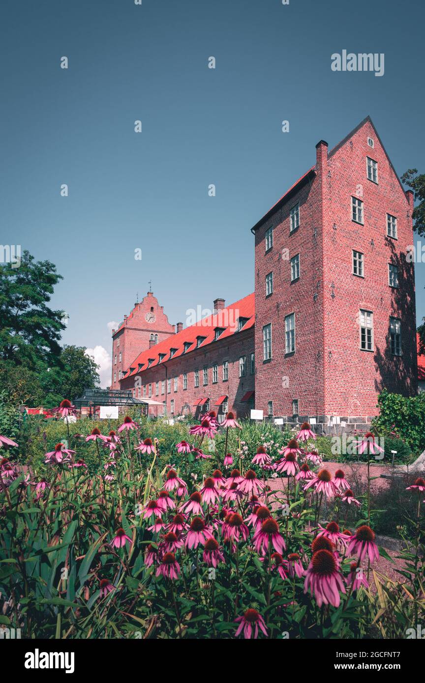 Blumengarten vor dem Scanian Schloss Bäckaskog in Schweden im Sommer Stockfoto