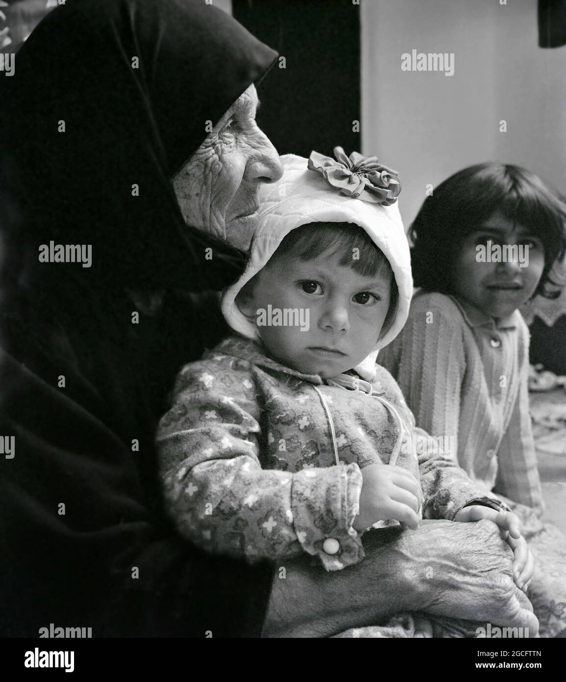 Oltenia, Rumänien, ca. 1978. Urgroßmutter mit Urgroßtötern. Stockfoto