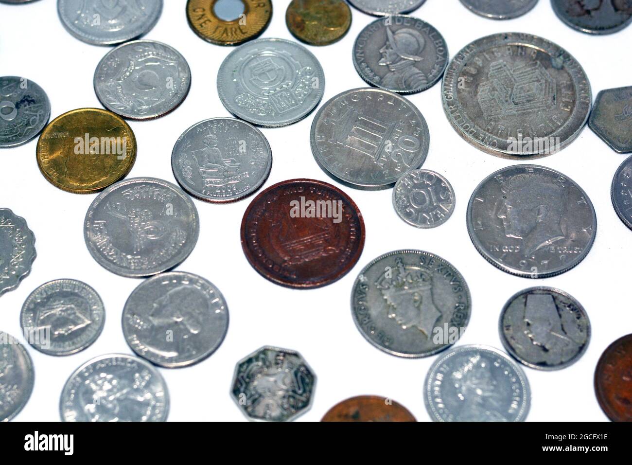 Hintergrund verschiedener Münzen aus vielen Ländern und verschiedene Werte isoliert auf weißem Hintergrund, Vintage Retro, alte Münzen Hintergrund Stockfoto