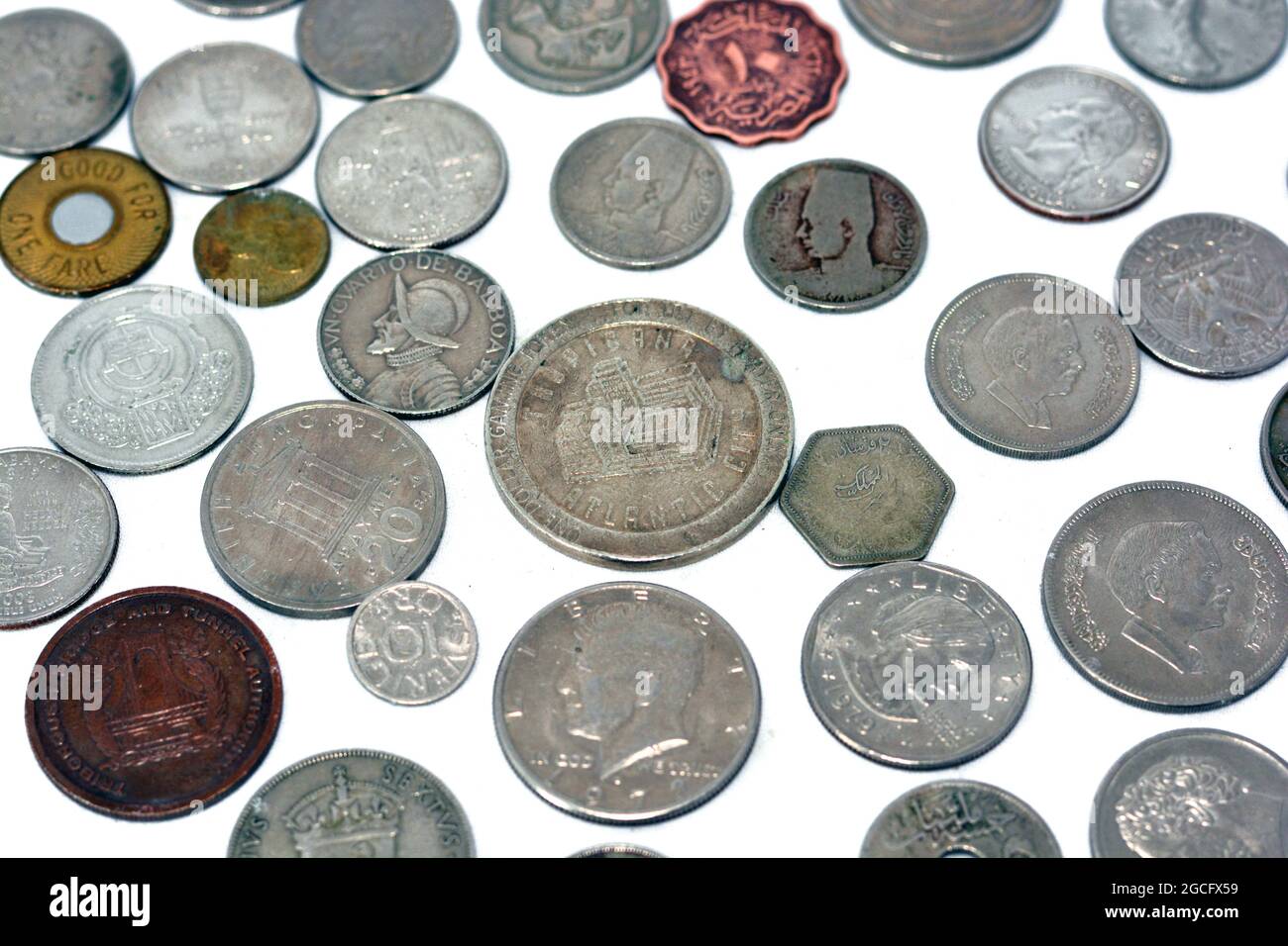 Hintergrund verschiedener Münzen aus vielen Ländern und verschiedene Werte isoliert auf weißem Hintergrund, Vintage Retro, alte Münzen Hintergrund Stockfoto