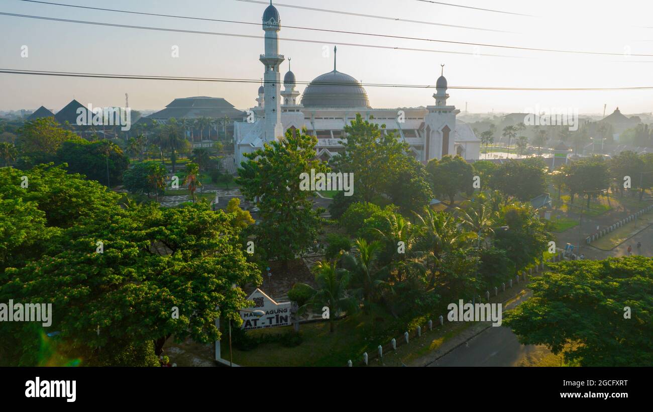 Luftaufnahme der At Tin Grand Mosque, wo diese Moschee die größte Moschee in Indonesien ist, die sich in Ost-Jakarta mit Lärmwolke befindet. Jakarta, ich Stockfoto