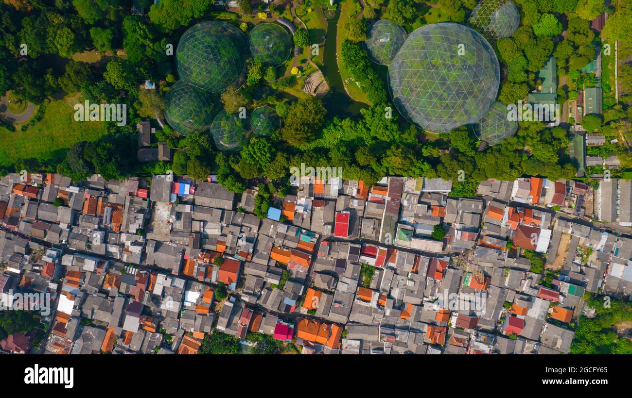 Luftaufnahme der Taman Mini Indonesia Indah als nationales Wahrzeichen in Indonesien mit Lärmwolke. Jakarta, Indonesien, 9. August 2021 Stockfoto