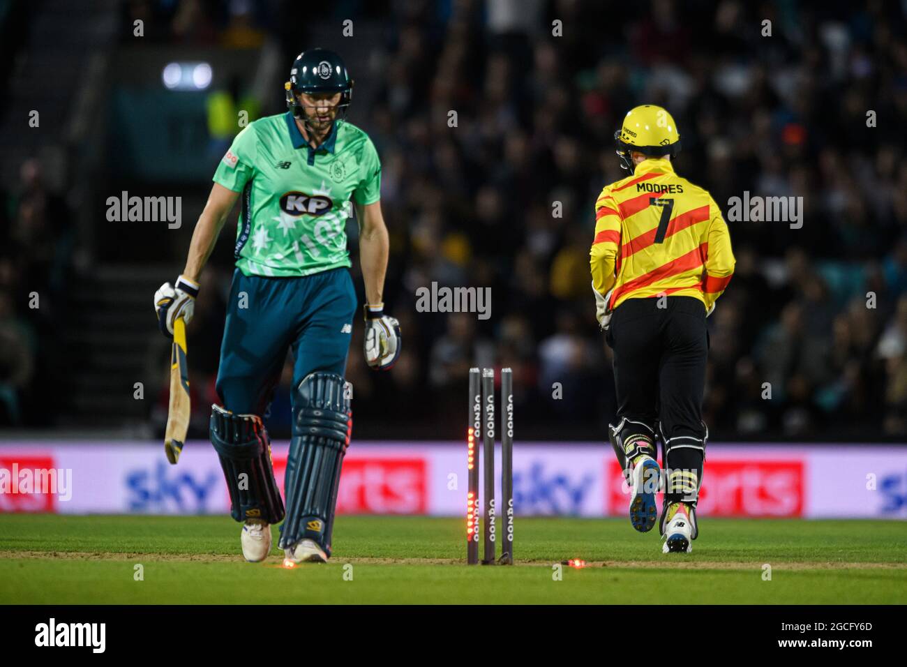 LONDON, GROSSBRITANNIEN. August 2021. Alex Blake von Oval Invincibles (links) während der Hundert zwischen Oval Invincibles und Trent Rockers auf dem Oval Cricket Ground am Sonntag, den 08. August 2021 in LONDON ENGLAND. Kredit: Taka G Wu/Alamy Live Nachrichten Stockfoto