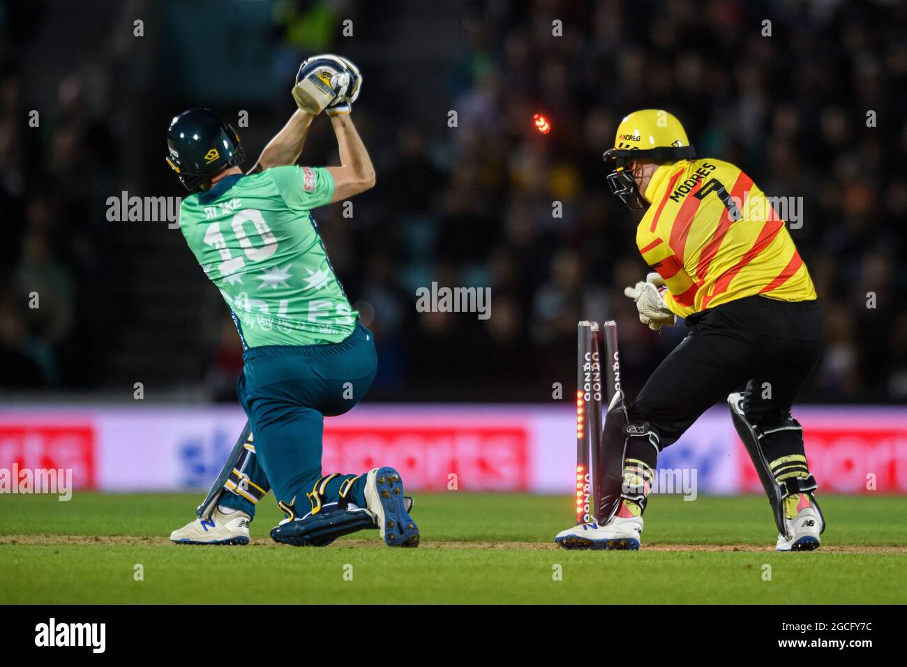 LONDON, GROSSBRITANNIEN. August 2021. Alex Blake von Oval Invincibles (links) während der Hundert zwischen Oval Invincibles und Trent Rockers auf dem Oval Cricket Ground am Sonntag, den 08. August 2021 in LONDON ENGLAND. Kredit: Taka G Wu/Alamy Live Nachrichten Stockfoto