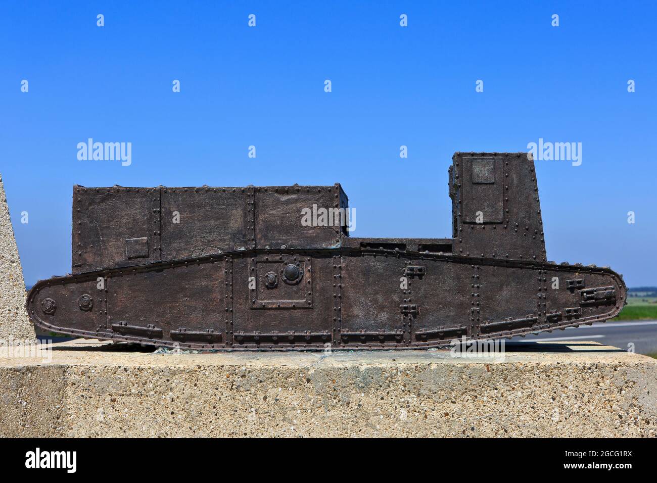 Modell eines Waffenträgers Mark I (Mk I) aus dem Ersten Weltkrieg am Panzerkorps-Denkmal in Pozieres, Frankreich Stockfoto