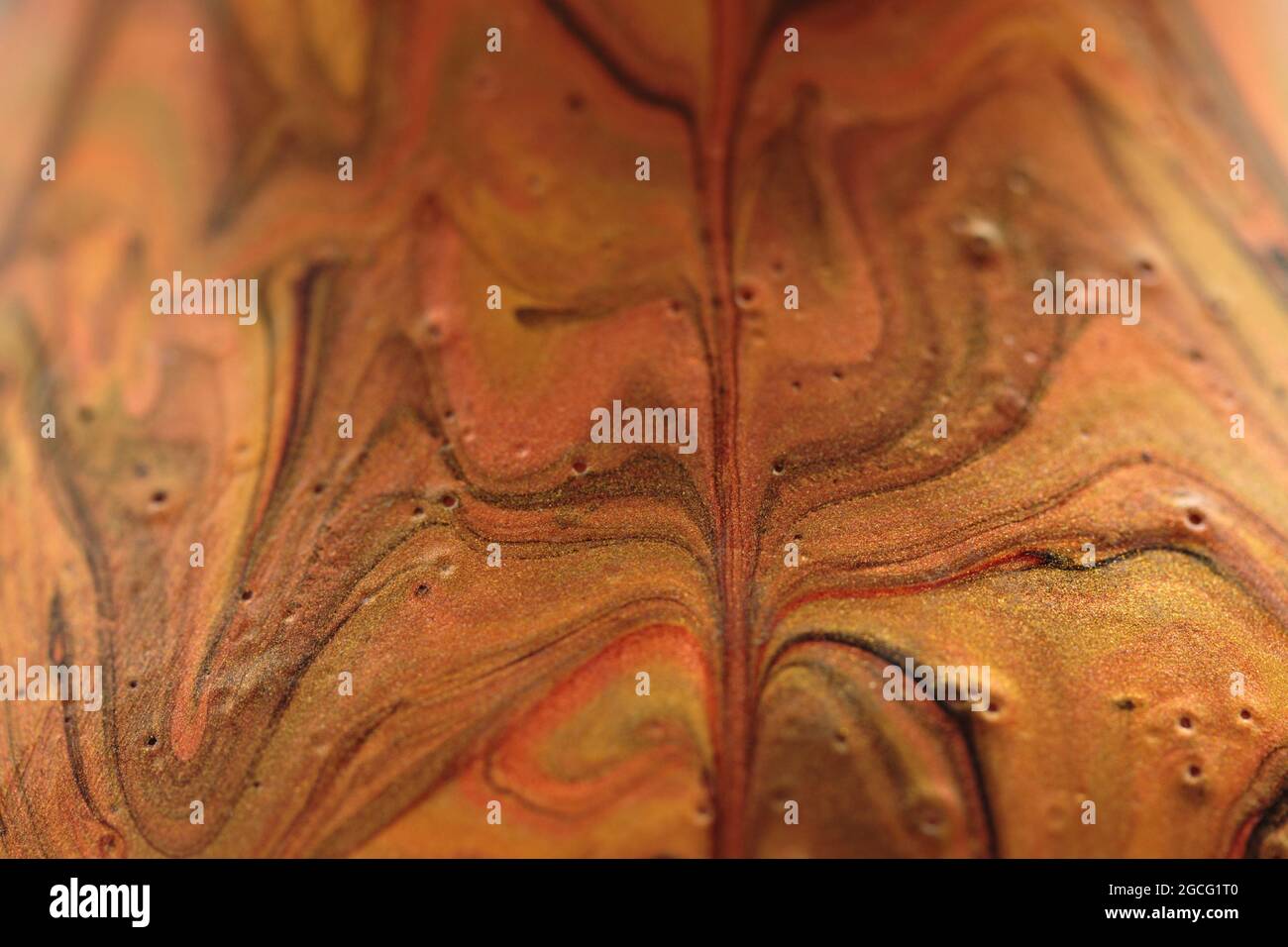 Abstrakter Hintergrund aus tiefem Orange, verbranntem Orange, bernsteinfarbenen Farben, die wirbelnde, marmorierte Formen bilden, die wie Lava aussehen Stockfoto