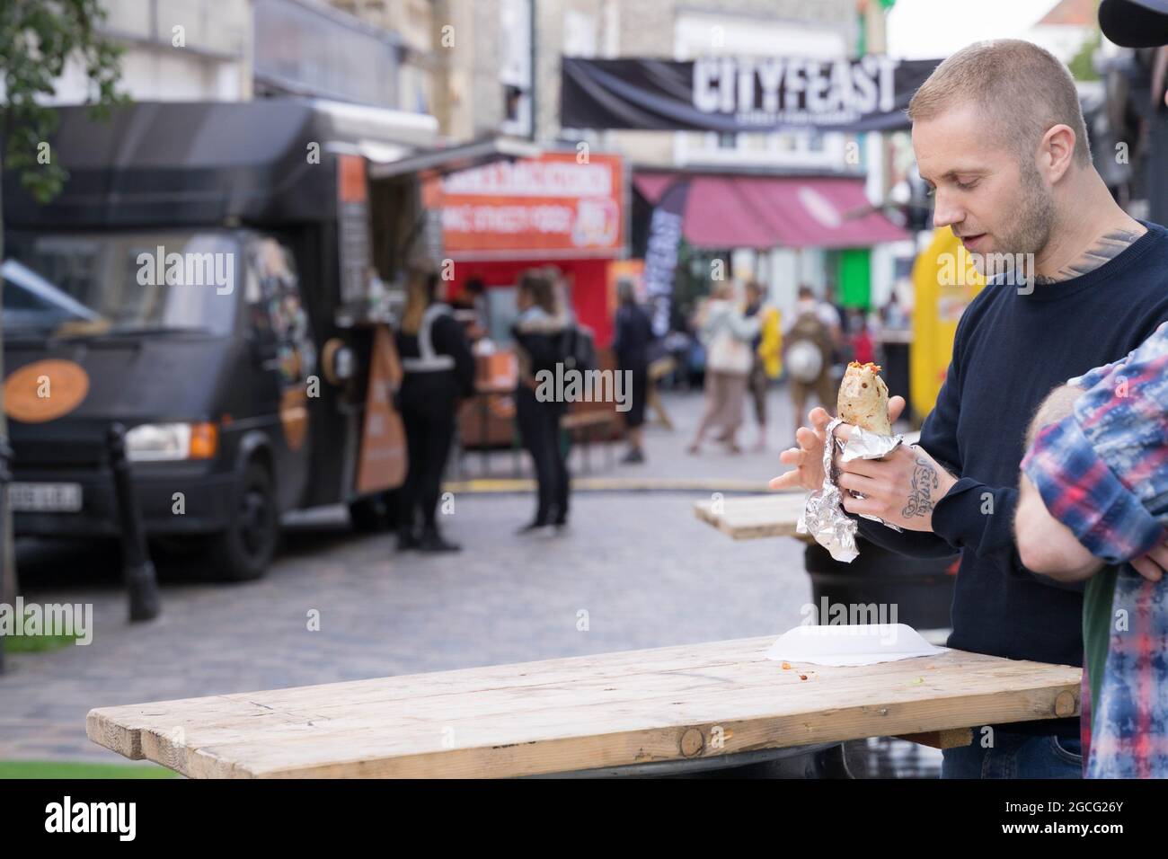 Männlicher Kunde isst Burito Street Food in Kent Stockfoto