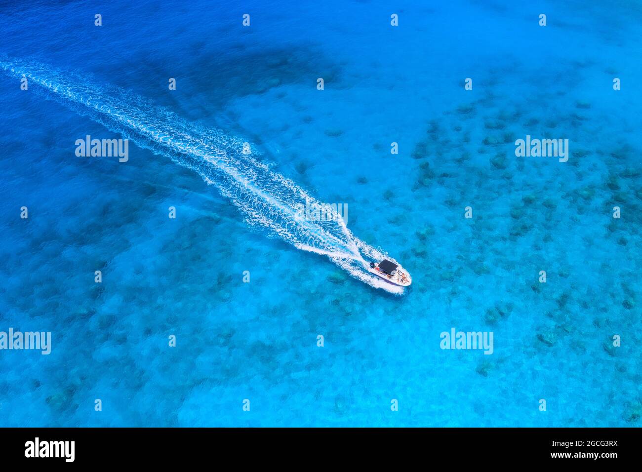 Luftaufnahme des Schnellbootes in klarem blauem Wasser an sonnigen Tagen Stockfoto